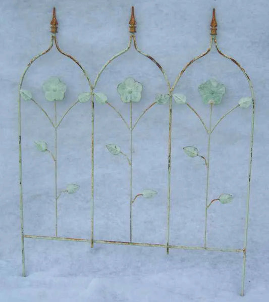 Daisy Fence with Three Finals