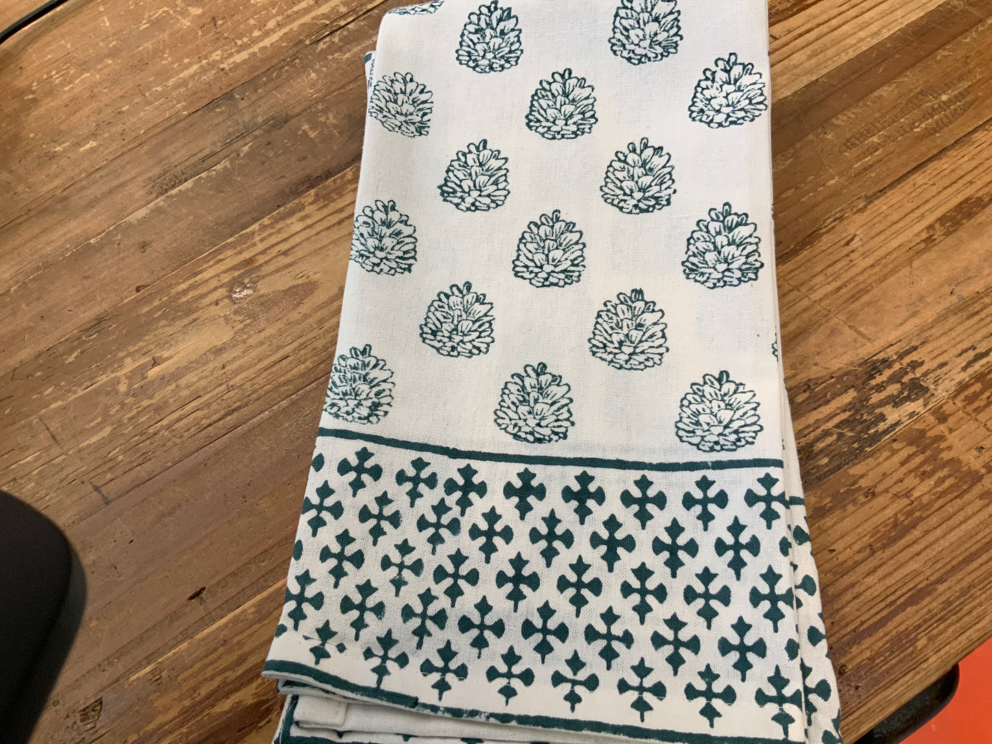 Pine Cone green and white Napkins